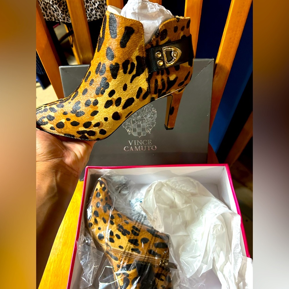 VINCE CAMUTO.    Shoes    Size: 9M   Color: leopard